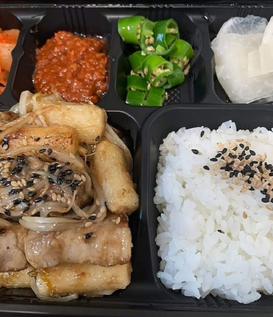 삼겹살 숙주 볶음 세트. [에프엠코리아 캡처]